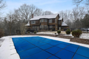 Secluded 9BR Getaway, Pool, Hot Tub & Huge Deck